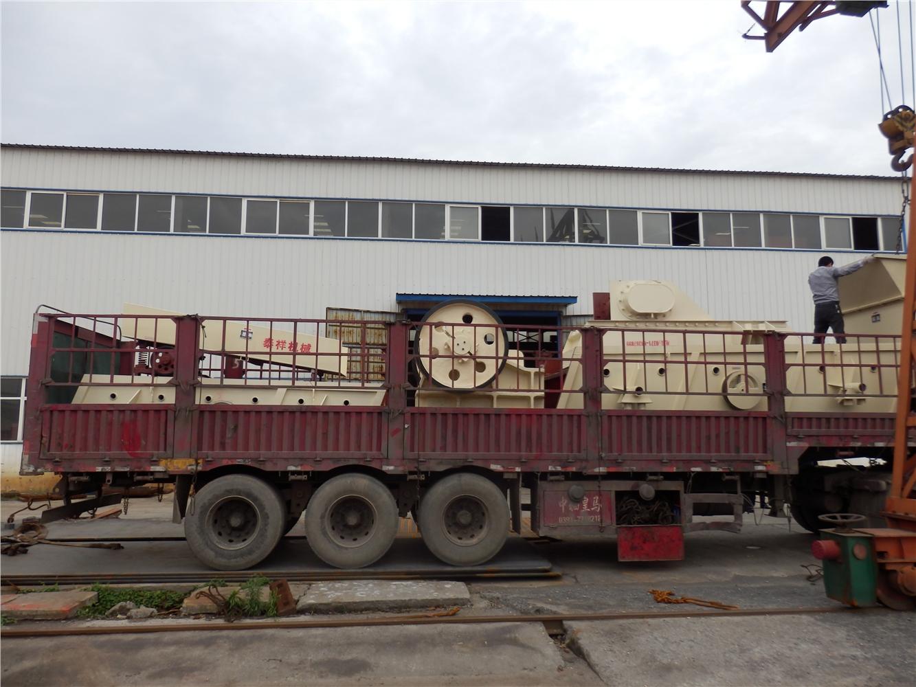 石料破碎機(jī)生產(chǎn)線發(fā)貨現(xiàn)場